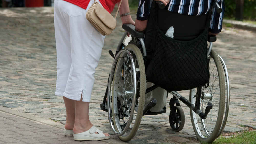 Eine Berliner Wohnungsbaugesellschaft hat die Zustimmung zum Bau einer Rampe für einen Rollstuhlfahrer über zwei Jahre verwehrt (Symbolbild)