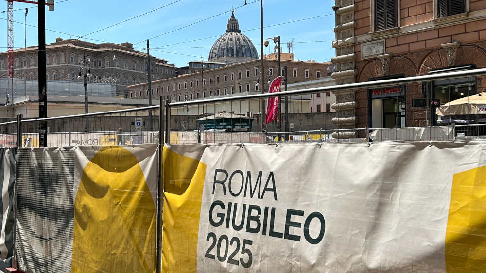 Baustelle in der Via Ottaviano in Rom, im Hintergrund der Apostolische Palast und Kuppel des Petersdoms