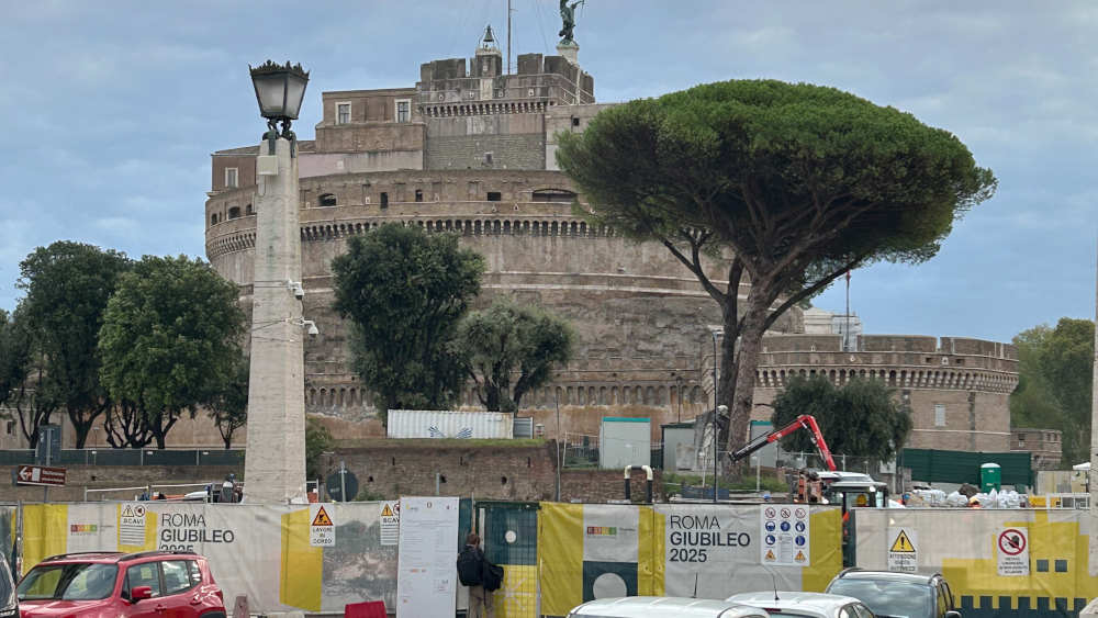 Gelb-weiße Bauzäune in Vatikan-Farben: hier an der Piazza Pia in Rom