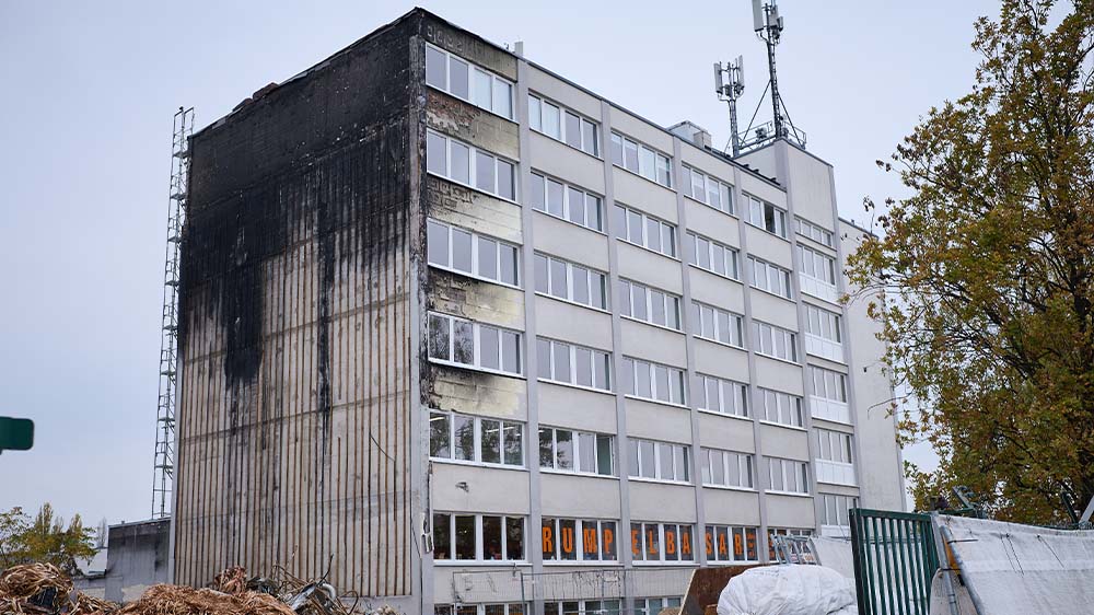Spuren des Brandes bei der benachbarten Rüstungsfirma sind noch am Gebäude des Sozialkaufhaus zu sehen