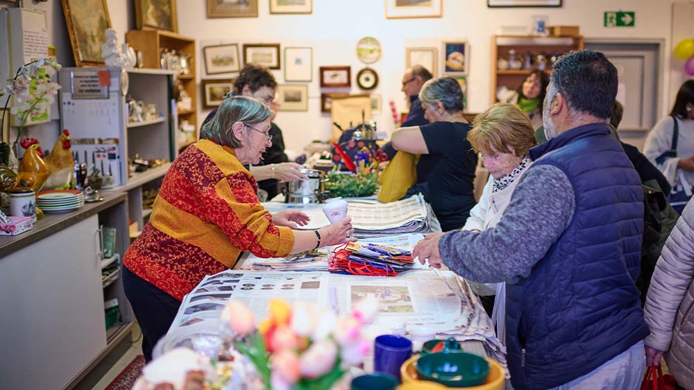 Zu Besuch im Sozialkaufhaus „Rumpelbasar Zehlendorf e.V.“ in Berlin: Eine ehrenamtliche Mitarbeiterin (links im Bild) in der Abteilung für Haushaltsware)