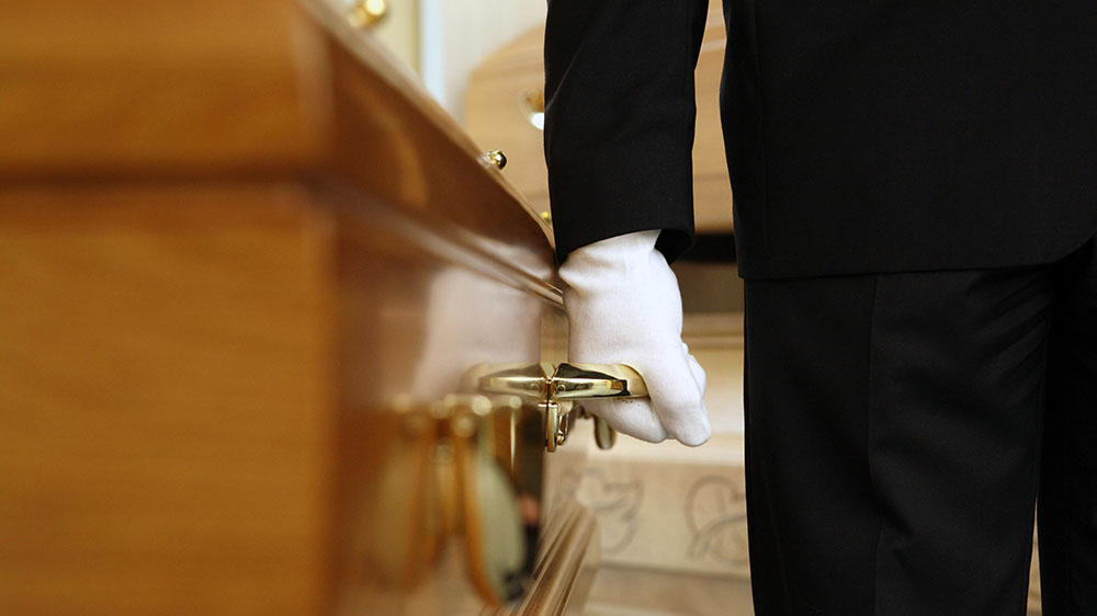 Auch Sargträgern können Fehler machen, was glücklicherweise selten vorkommt (Symbolbild)