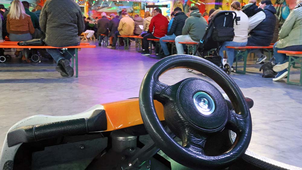 Der Gottesdienst im Autoscooter-Zelt ist beliebt