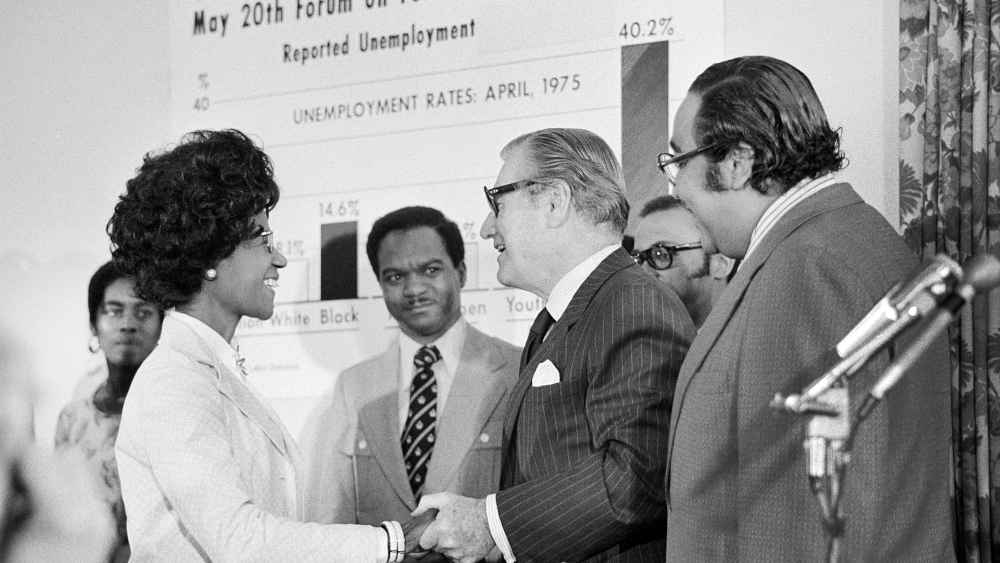 US-Vizepräsident Nelson Rockefeller schüttelt 1975 Shirley Chisholm die Hand während des Forums zur Vollbeschäftigung