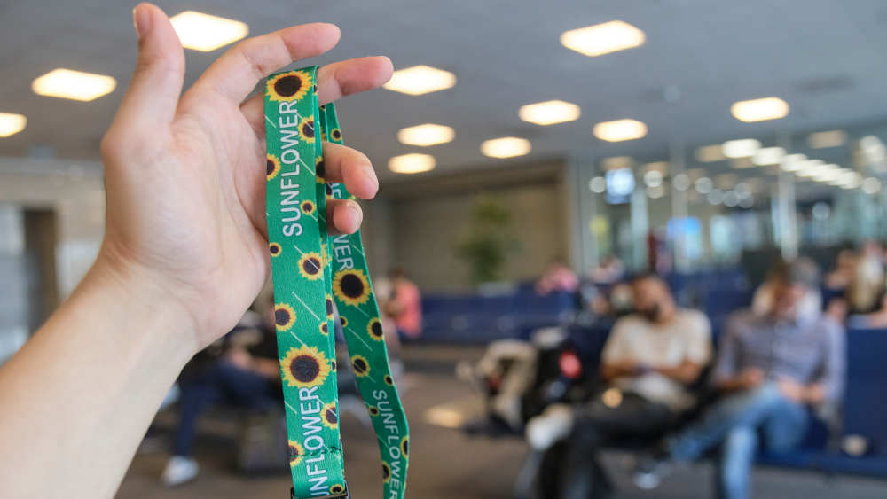 Image - Sonnenblumen am BER – Hilfe für nicht sichtbar Beeinträchtigte