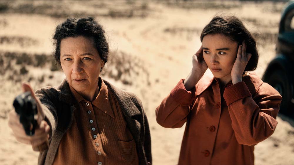 Golda Meir (li.) und ihre Tochter bei Schießübungen in der Wüste