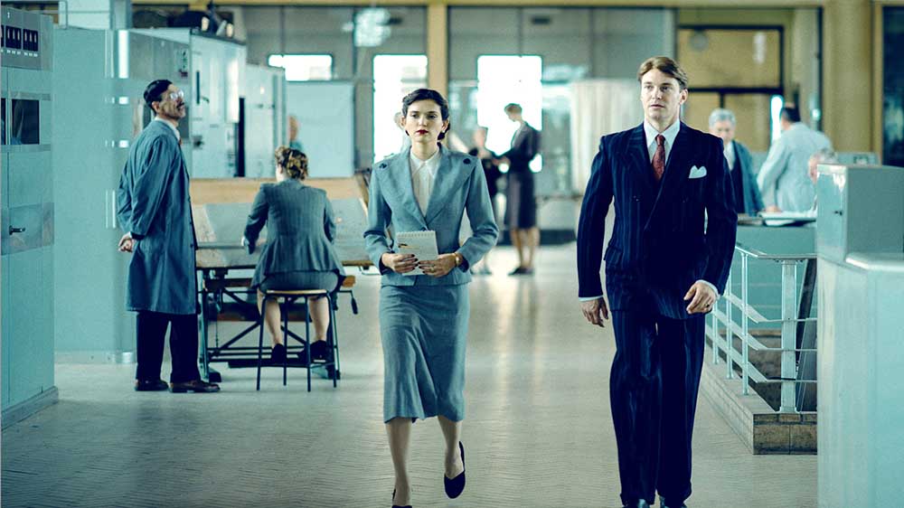 Wernher von Braun und seine Sekretärin in Peenemünde, wo er eigentlich Raketen für den Flug zum Mond bauen möchte