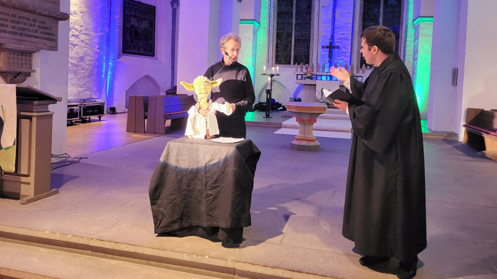 Gast aus der Filmwelt: Der Jedi-Meister Yoda aus „Star Wars“ und Patrick Haase (r.) im Altarraum.