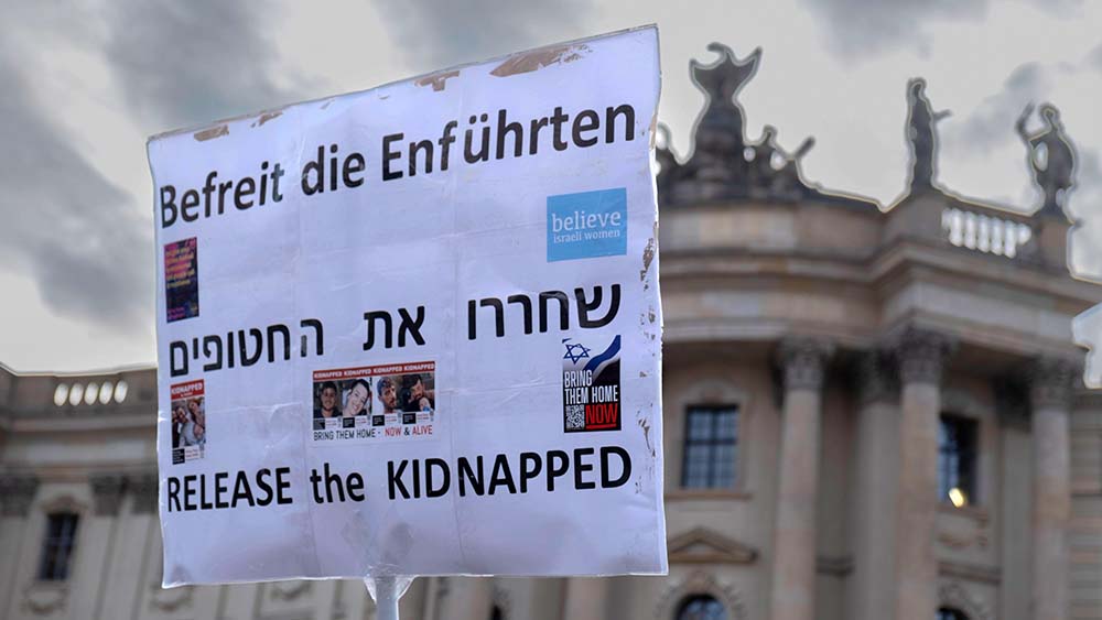 Am Berliner Bebelplatz ruft ein Schild dazu auf, die Geiseln zu befreien