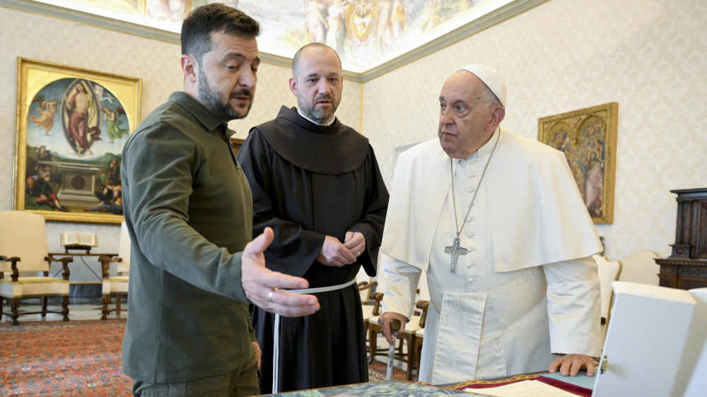 Präsident Selenskyj überreicht Papst Franziskus ein Ölgemälde, das das russische Massaker in Butscha zeigt