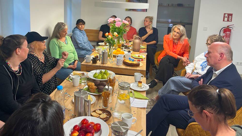 Im Juni 2024 wurde der 100. Mietvertrag an eine wohnungslose Frau vermittelt. Zu diesem Anlass besuchte der Regierende Bürgermeister von Berlin, Kai Wegner, das Team von Housing First für Frauen am Standort in Berlin-Kreuzberg