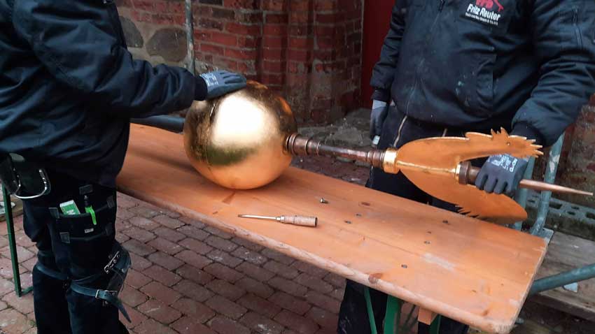 Örtliche Dachdecker holten die goldene Kugel vom Kirchturm von Schlagsdorf