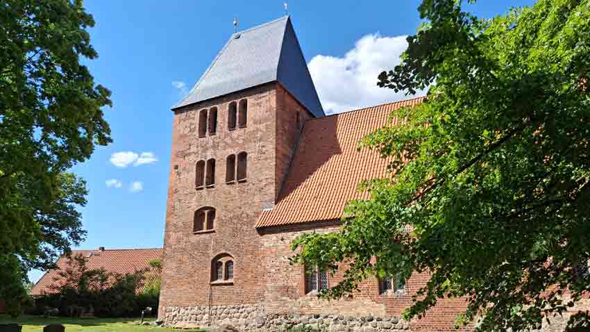 Der Kirchturm von Schlagsdorf ist nach 20 Jahren fertig sanier