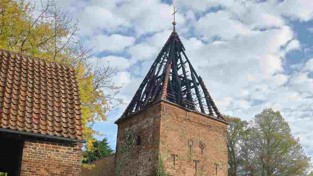 Die Kirchturmspitze der Dionysiuskirche ist Bremerhaven-Wulsdorf ist verkohlt. Auch der Innenraum der alten Kirche ist verwüstet.