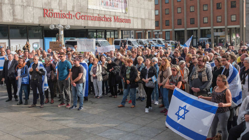 Solidaritätsveranstaltung für Israel am 08.10.2023 auf dem Roncaliplatz in Köln nach dem Angriff der Hamas