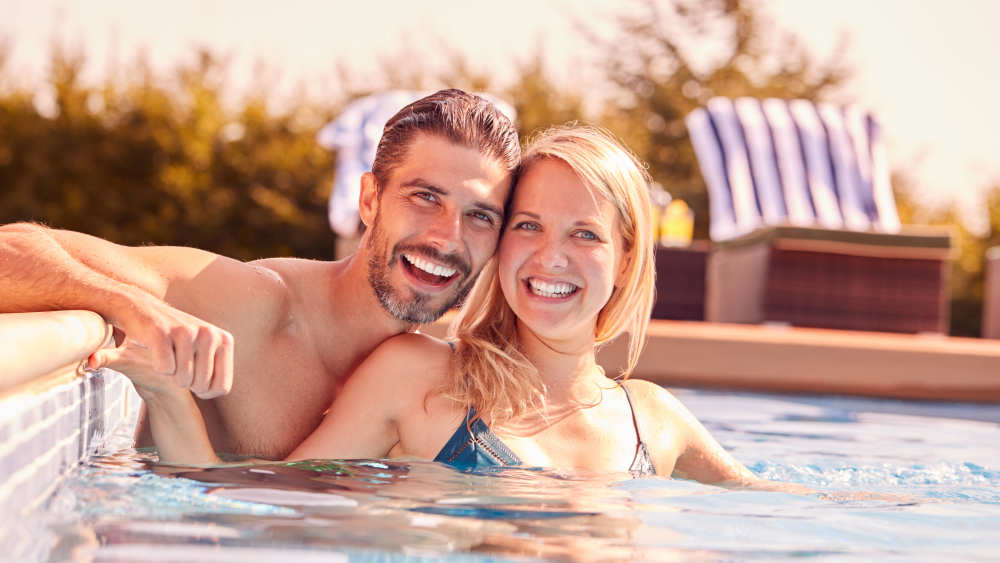 Dieses Pärchen, maximal verliebt lächelnd, müsste doch sehr glücklich sein. Stimmt nicht, sagt ein US-Psychologe