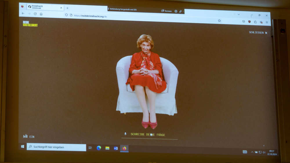 Charlotte Knobloch als Avatar während dem Virtual Reality-Projekt "Inside Pogromnacht" im Geschichtskurs des St.-Anna-Gymnasiums in München