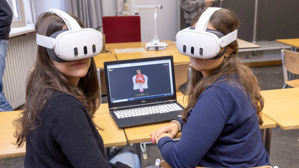 Pamina (17) und Anastasia (17, v. l.) mit VR-Brillen während dem Virtual Reality-Projekt "Inside Pogromnacht"