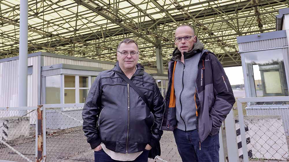 Marc-Dietrich Ohse (re.) und Peter Valdueza (li.) im Gespräch am ehemaligen Grenzübergang Marienborn an der A2 zwischen Helmstedt und Magdeburg
