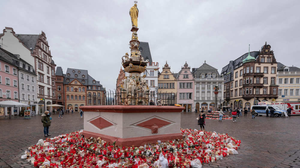 Nach der Amokfahrt in der Fußgängerzone in Trier sind am Dienstag (08.12.2020) viele Bürger der Stadt in Trauer (Archivbild)