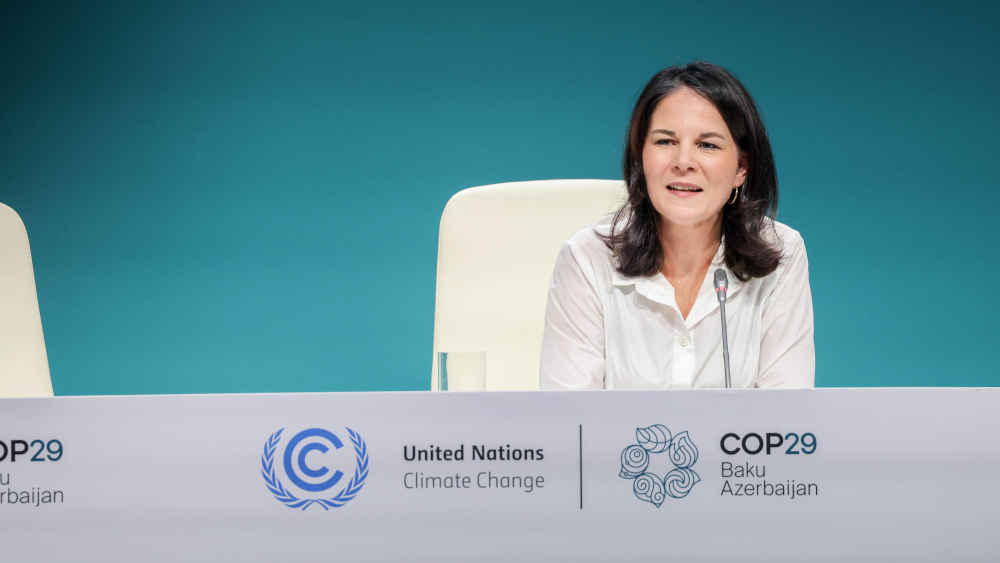Bundesaußenministerin Annalena Baerbock spricht auf der COP29 über die Schwierigkeiten bei der Erzielung einer einstimmigen Einigung
