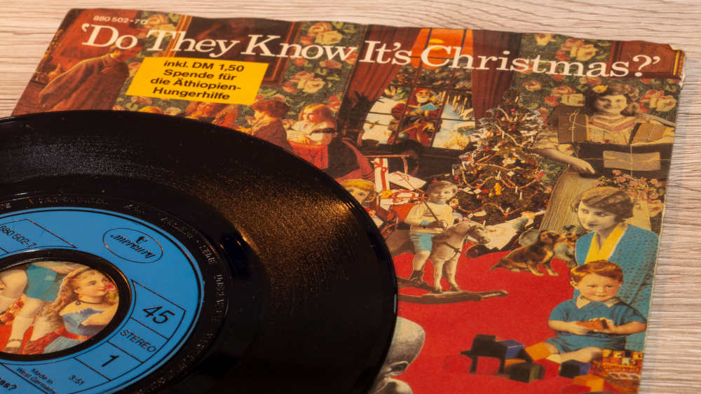 Nahaufnahme der Benefiz-Single "Do they know it's Christmas" von Band Aid aus dem Jahr 1984