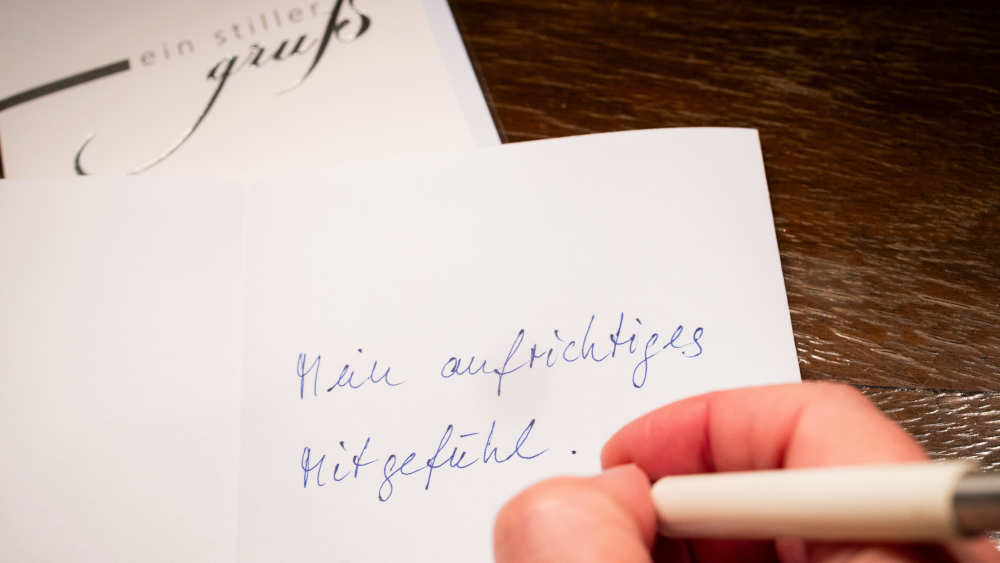 Eine leere Karte, ein weißes Blatt Papier: Im Trauerfall fällt es vielen Menschen schwer, die richtigen Worte zu finden, um Angehörigen schriftlich das Beileid auszusprechen