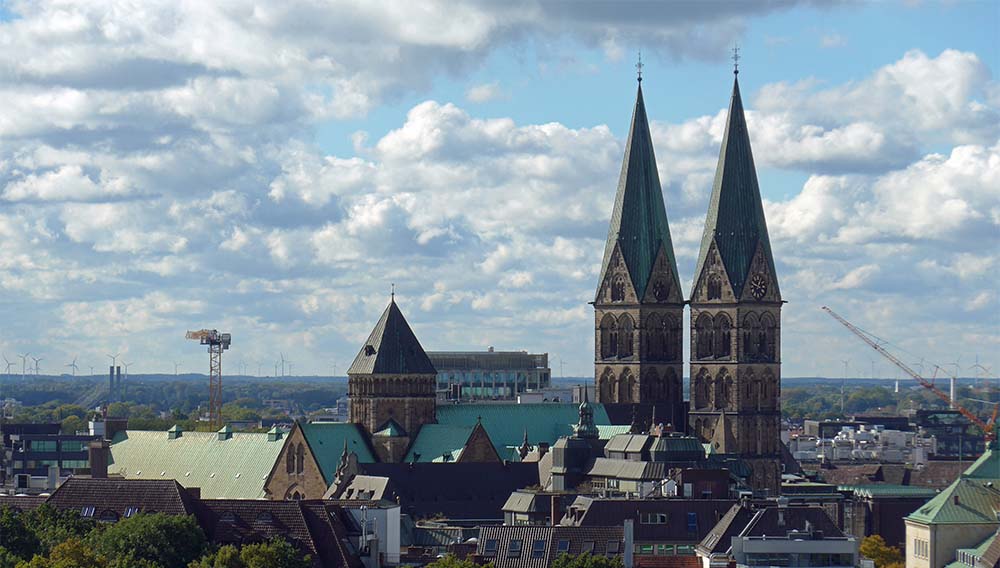 Blick vom Hochhaus des Bremer Wohnungsunternehmens Gewoba auf den evangelischen St.-Petri-Dom und die Bremer Altstadt