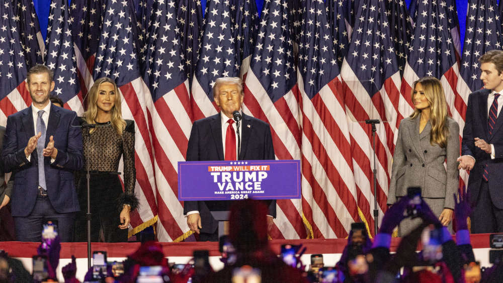 Donald Trump, der gewählte Präsident, kommt auf die Bühne der Republican Watch Party im Palm Beach Convention Center, nachdem er gerade zum Sieger der Präsidentschaftswahl erklärt wurde