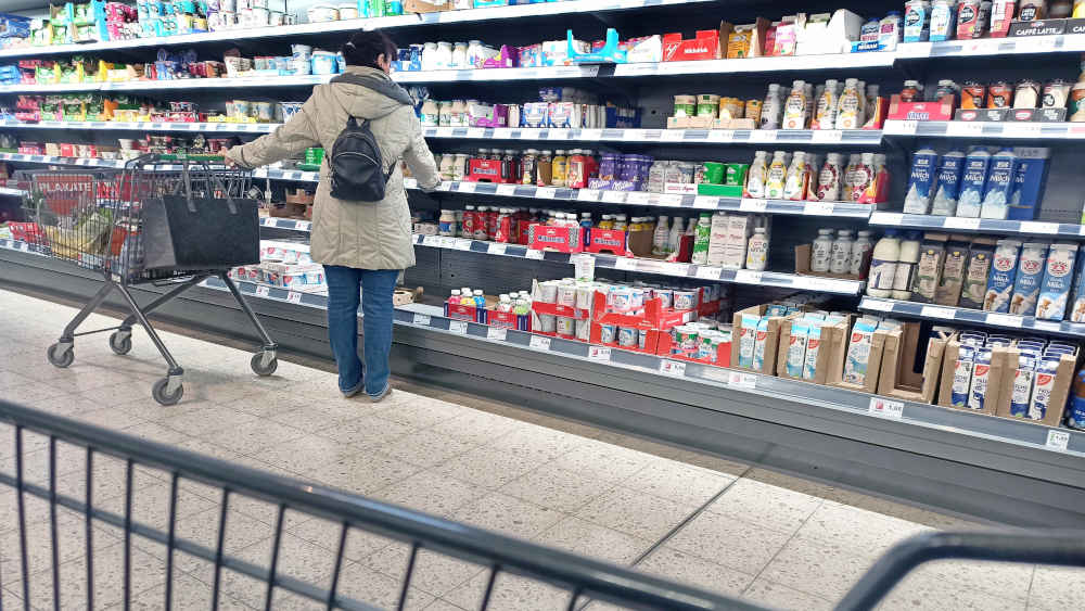 Viele Rentner mit Grundsicherung im Alter sind beim Einkauf auf Angebote angewiesen