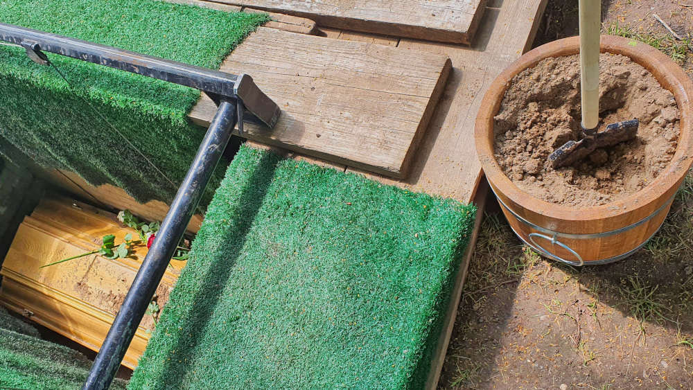 Eine Beerdigung auf einem nahegelegenen Friedhof kann ökologischer sein als eine Urnenbestattung in einem weit entfernten Waldstück, sagt Kulturwissenschaftlerin Jana Paulina Lobe