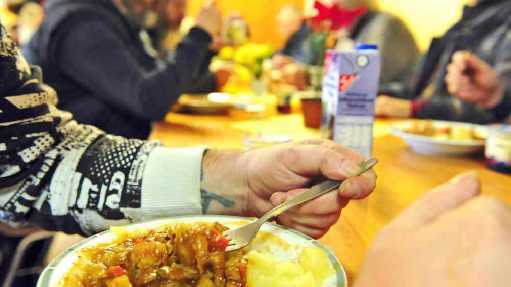 Jeden Montag gibt es in der Regensburger Suppenküche ein kostenloses Essen für Obdachlose