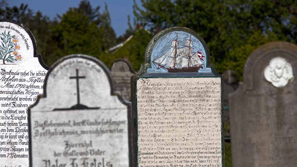 Bischödin Fehrs hat zum Erhalt der Friedhofskultur aufgerufen, hier Seefahrer-Gräber auf der Nordsee-Insel Föhr