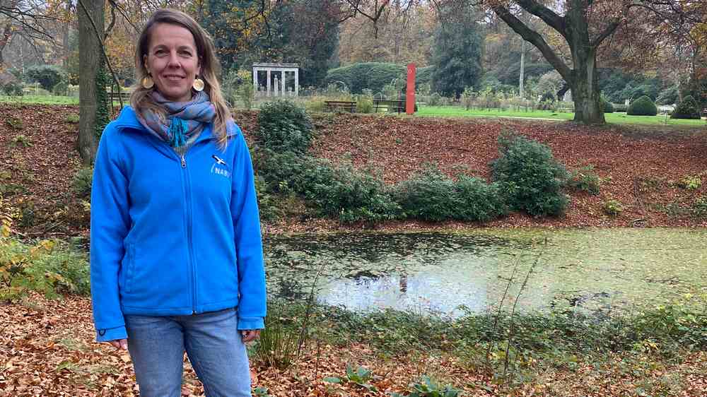 Nabu-Biologin Stefanie Zimmer auf dem Friedhof Ohlsdorf
