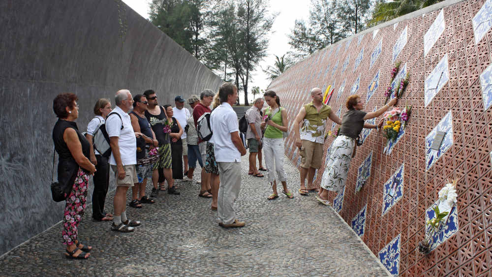 Gedenktafel in Thailand für die Opfer des Tsunamis am 26.12.2004