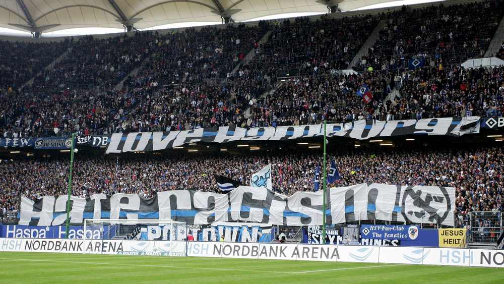 es geht auch anders: Fans des Hamburger SV zeigen ein Transparent mit der Aufschrift "Love Hamburg, hate racism"