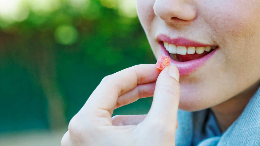 Halsschmerzen können nach Einschätzung von Stiftung Warentest auch mit Lutschbonbons gelindert werden