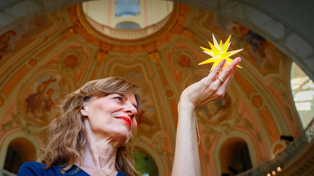 Der Herrnhuter Stern leuchtet in der Dresdner Frauenkirche