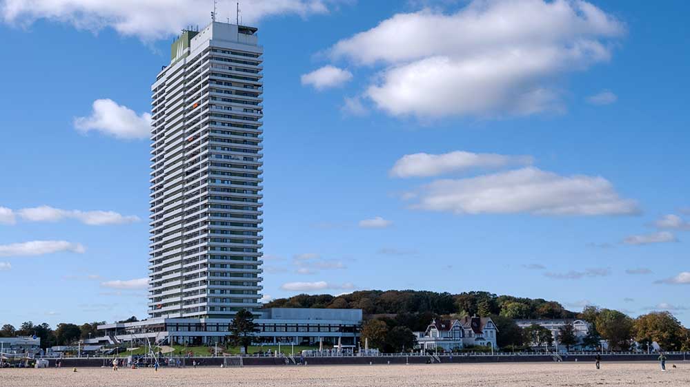 Das Maritim-Hotel liegt nur ein paar Schritte entfernt vom Travemünder Strand