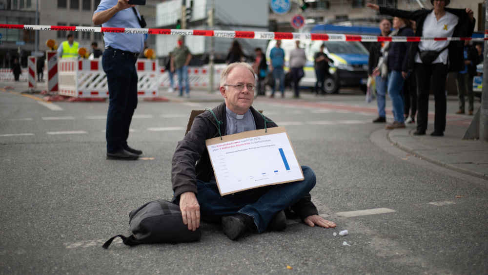 Jesuitenpater Jörg Alt hatte in München an einer Demonstration der "Letzten Generation" teilgenommen