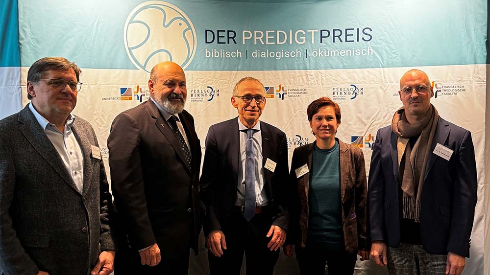 Die Predigtpreisjury mit dem Preisträger Tomáš Halík (Zweiter von links)