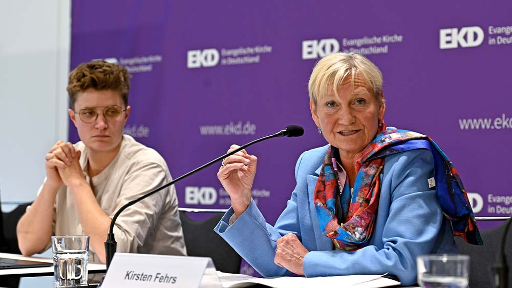 Kirsten Fehrs (rechts) und Anna-Nicole Heinrich auf der EKD-Synode in Würzburg