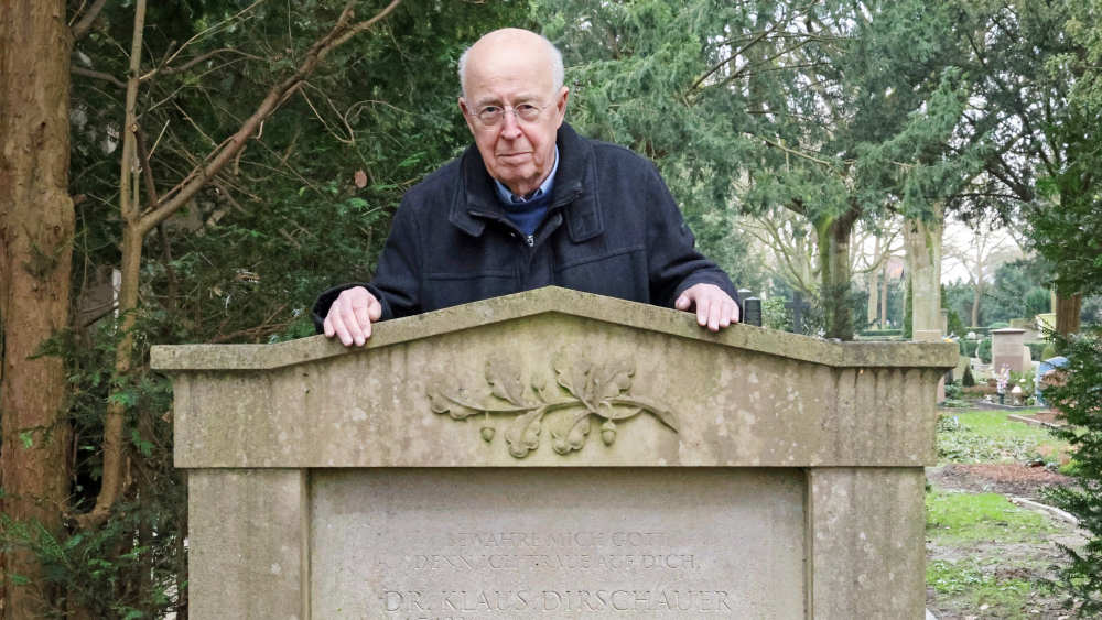 Der Bremer Trauerexperte und Theologe Klaus Dirschauer steht an seinem eigenen Grab auf dem Riensberger Friedhof im Bremer Stadtteil Schwachhausen, das er vorsorglich schon gekauft hat