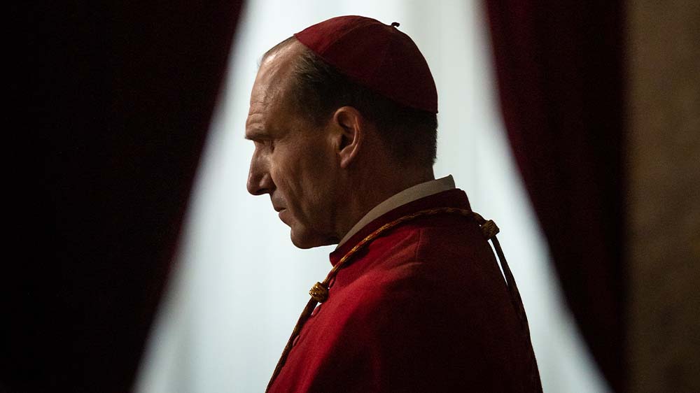 Ralph Fiennes als Kardinal Lawrence in Edward Bergers "Konklave"