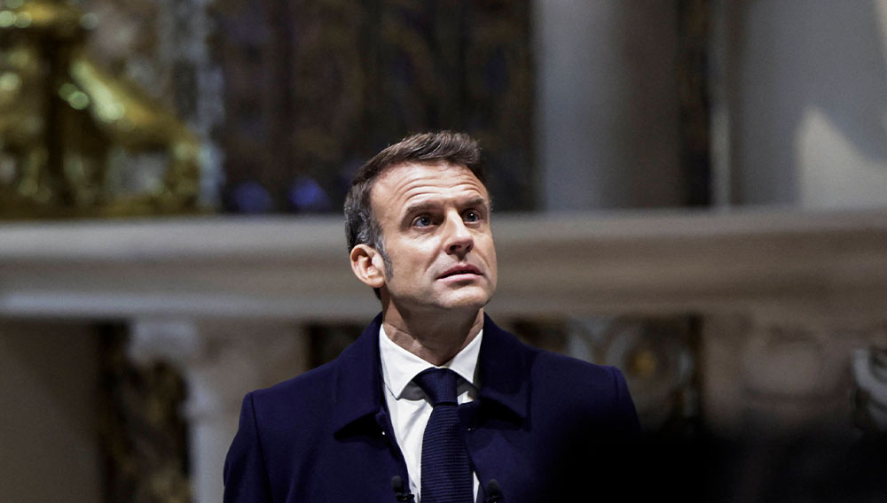 Frankreichs Präsident Emmanuel Macron ist ein letztes Mal auf die Notre-Dame-Baustelle gekommen