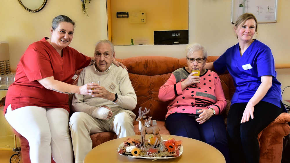 Die Pflegehelferinnen Andrea Kartal (li.) und Tatiana Baier (re.) im Pflegeheim Elisabeth in Dudweiler bei Saarbrücken