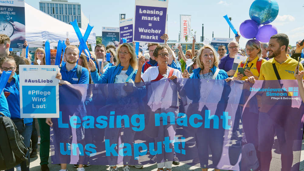 Schon in 2023 rief die Diakonie Deutschland und der Deutsche Evangelische Verband für Altenarbeit und Pflege zu der Demonstration am Berliner Hauptbahnhof auf (Foto von 12.05.2023)