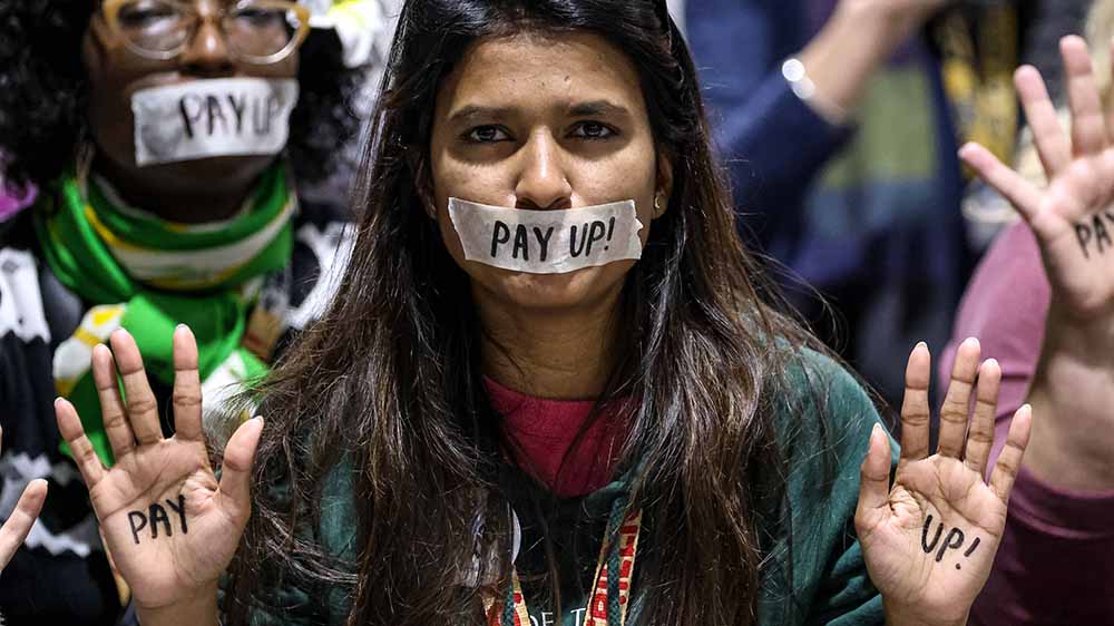 Mehr Geld für arme Länder fordert diese Demonstrantin auf dem Klima-Gipfel von Baku