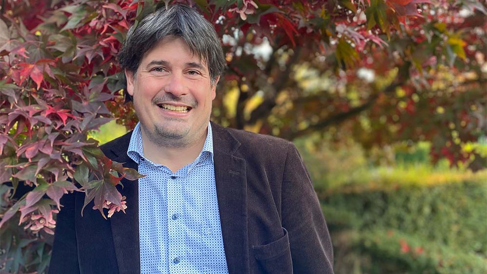 Friedhofsverwalter Matthias Habel vor dem Japanischen Ahorn