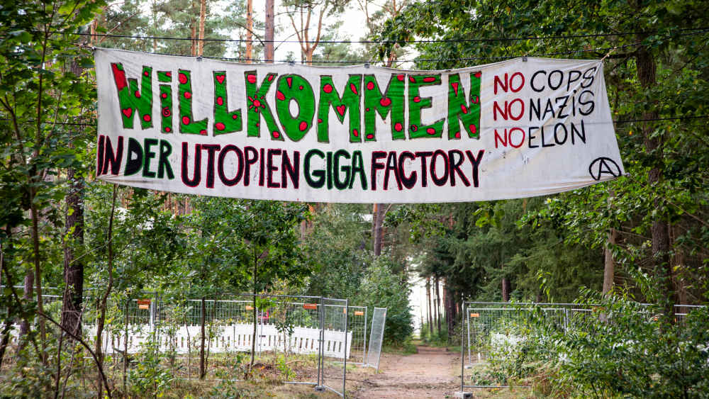 Eingang zum Protestcamp gegen die Tesla Gigafactory in Grünheide (Archivbild)